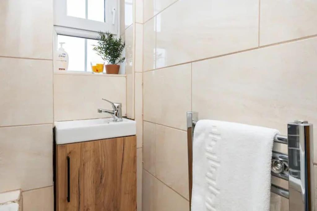 Tranquil 1Br In South Bank With Onsite Parking Daire Londra Dış mekan fotoğraf