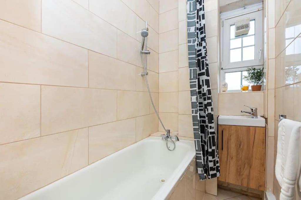 Tranquil 1Br In South Bank With Onsite Parking Daire Londra Dış mekan fotoğraf